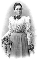Black and white portrait photograph of mathematician Emmy Noether wearing a blouse with a dark bow tie.